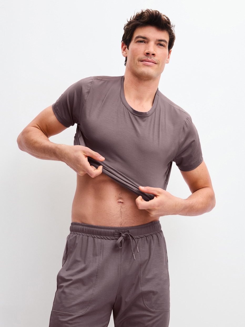 Herren-Model trägt Bermudas aus Modal in Braun, Einfarbig aus Serie DSW Balancing von CALIDA, Zusatzbild