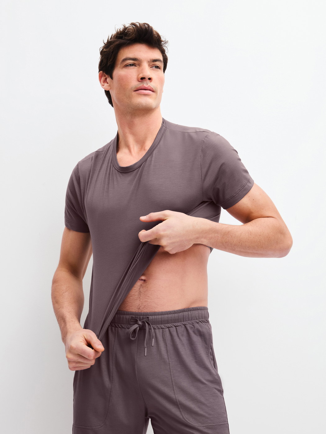 Herren-Model trägt Bermudas aus Modal in Braun, Einfarbig aus Serie DSW Balancing von CALIDA, Zusatzbild