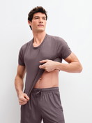 Herren-Model trägt Bermudas aus Modal in Braun, Einfarbig aus Serie DSW Balancing von CALIDA, Zusatzbild