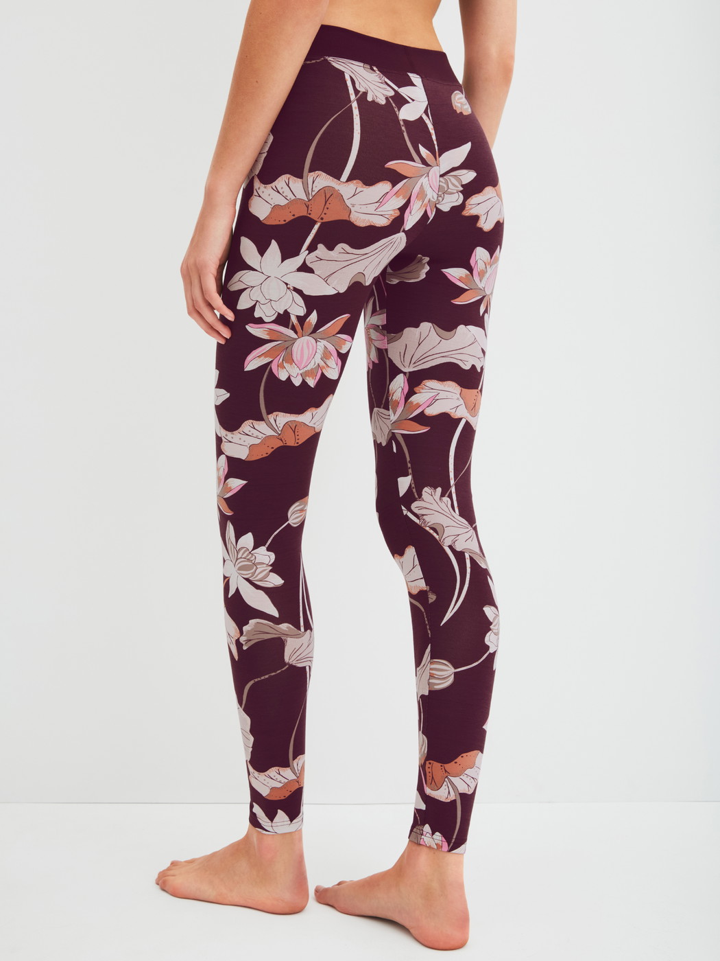 Women model is wearing Leggings made of Cotton in Red, Floral from the Elastic Trend Spec. series by CALIDA, Back view