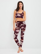 Women model is wearing Leggings made of Cotton in Red, Floral from the Elastic Trend Spec. series by CALIDA, Outfit