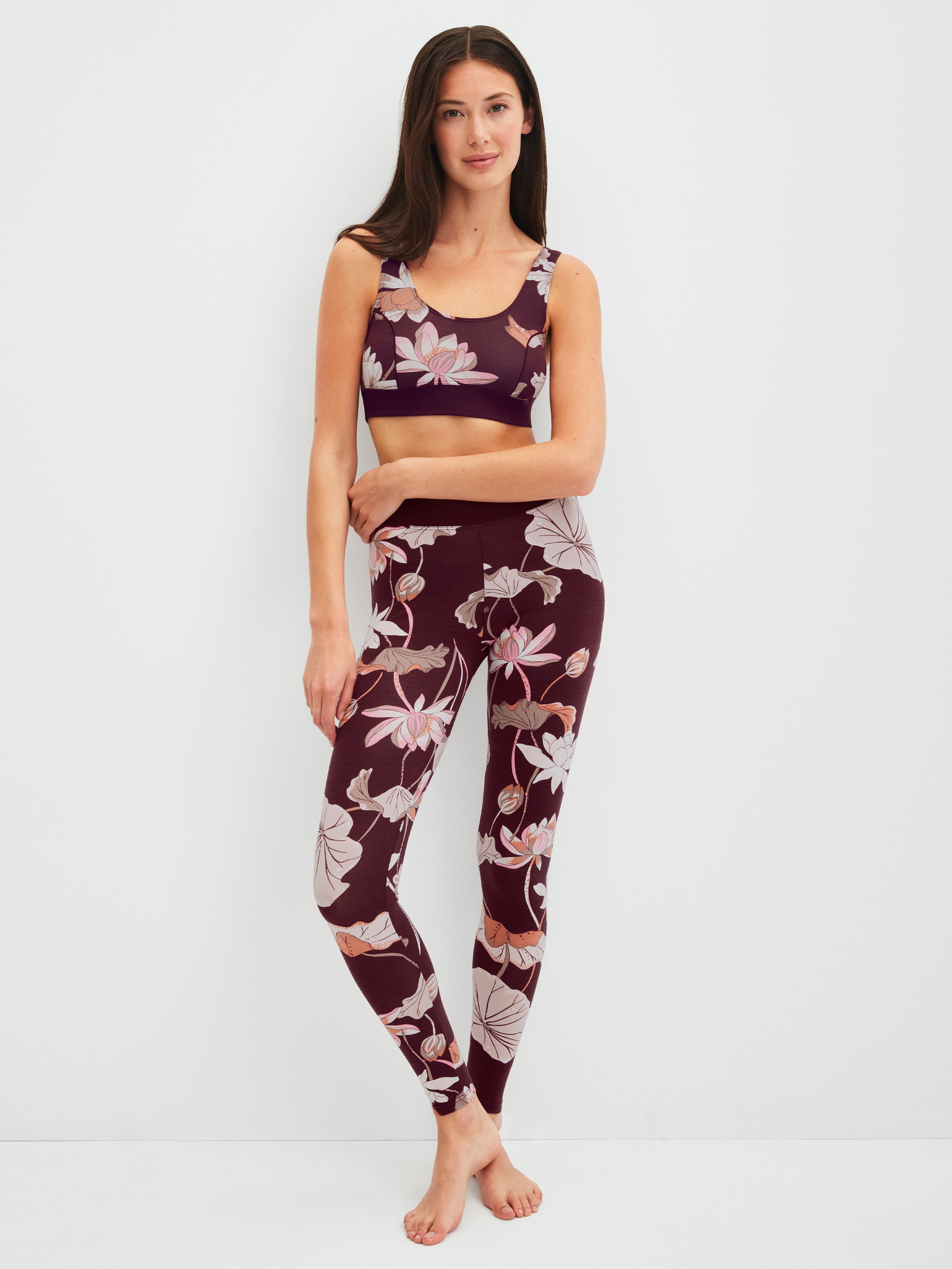 Women model is wearing Leggings made of Cotton in Red, Floral from the Elastic Trend Spec. series by CALIDA, Outfit