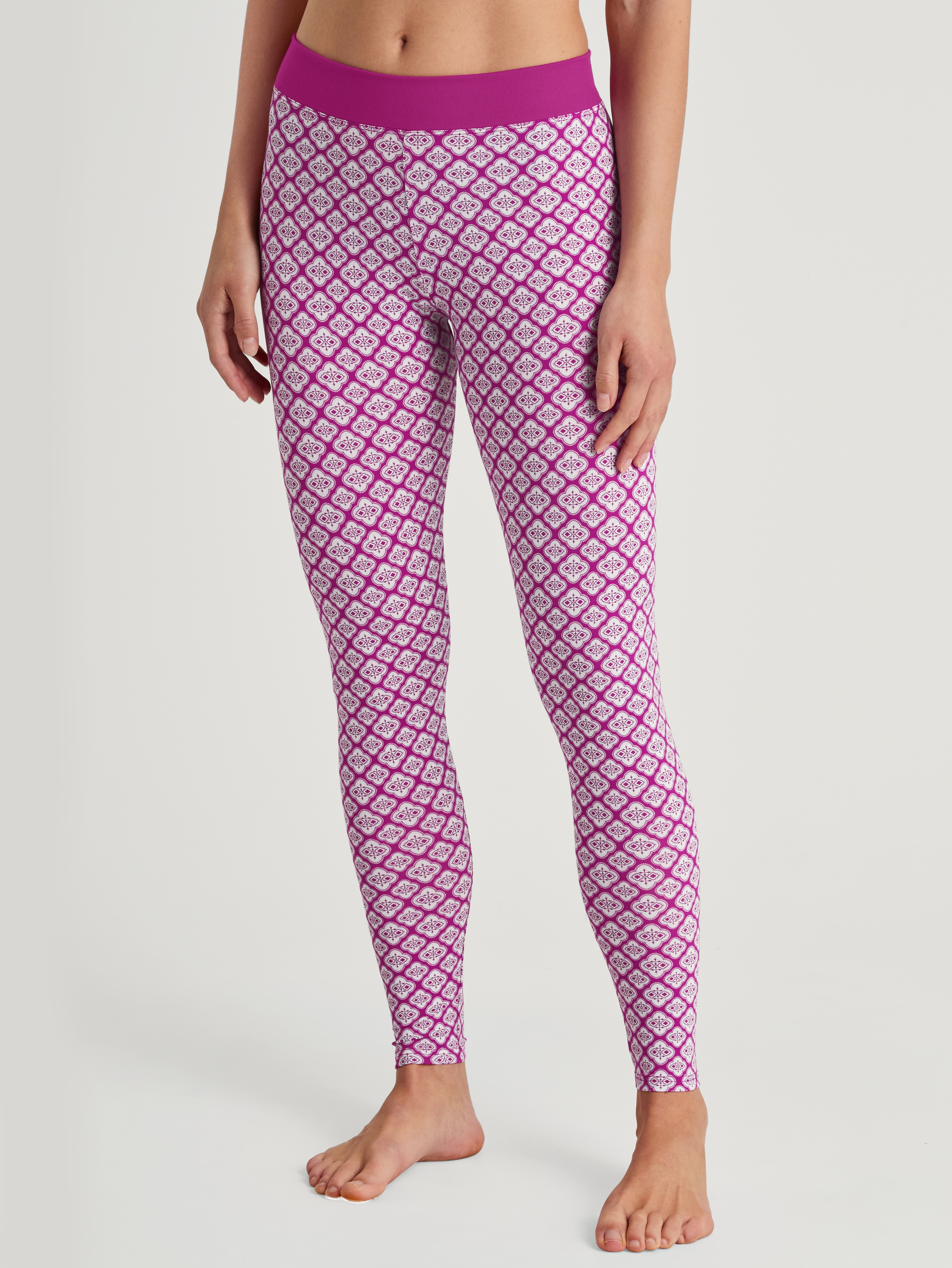 Damen-Model trägt Leggings mit Softbund aus Baumwolle in Violett, Gemustert aus Serie Elastic Trend von CALIDA, Vorderansicht