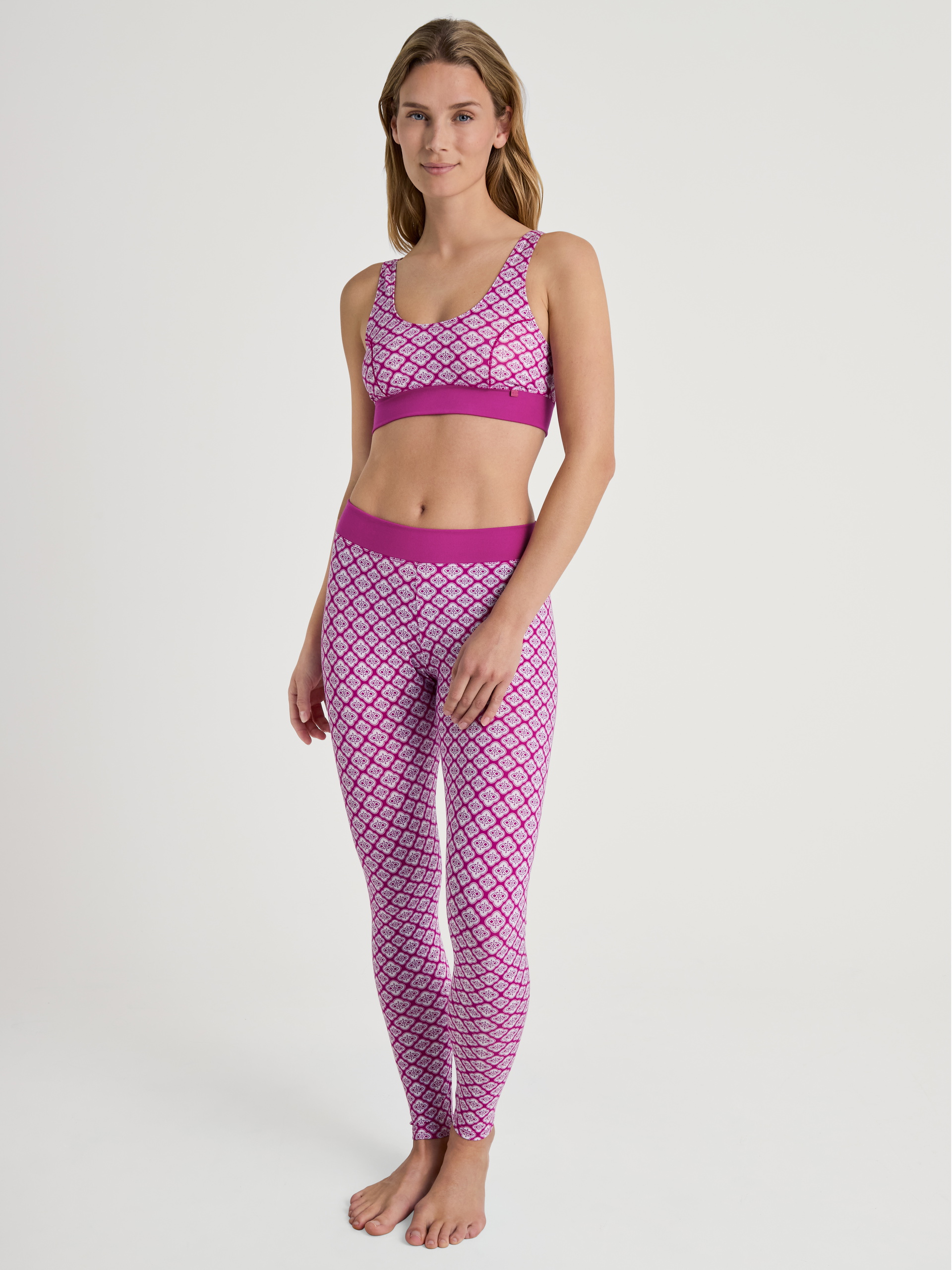 Women model is wearing Leggings made of Cotton in Purple, Patterned from the Elastic Trend series by CALIDA, Outfit