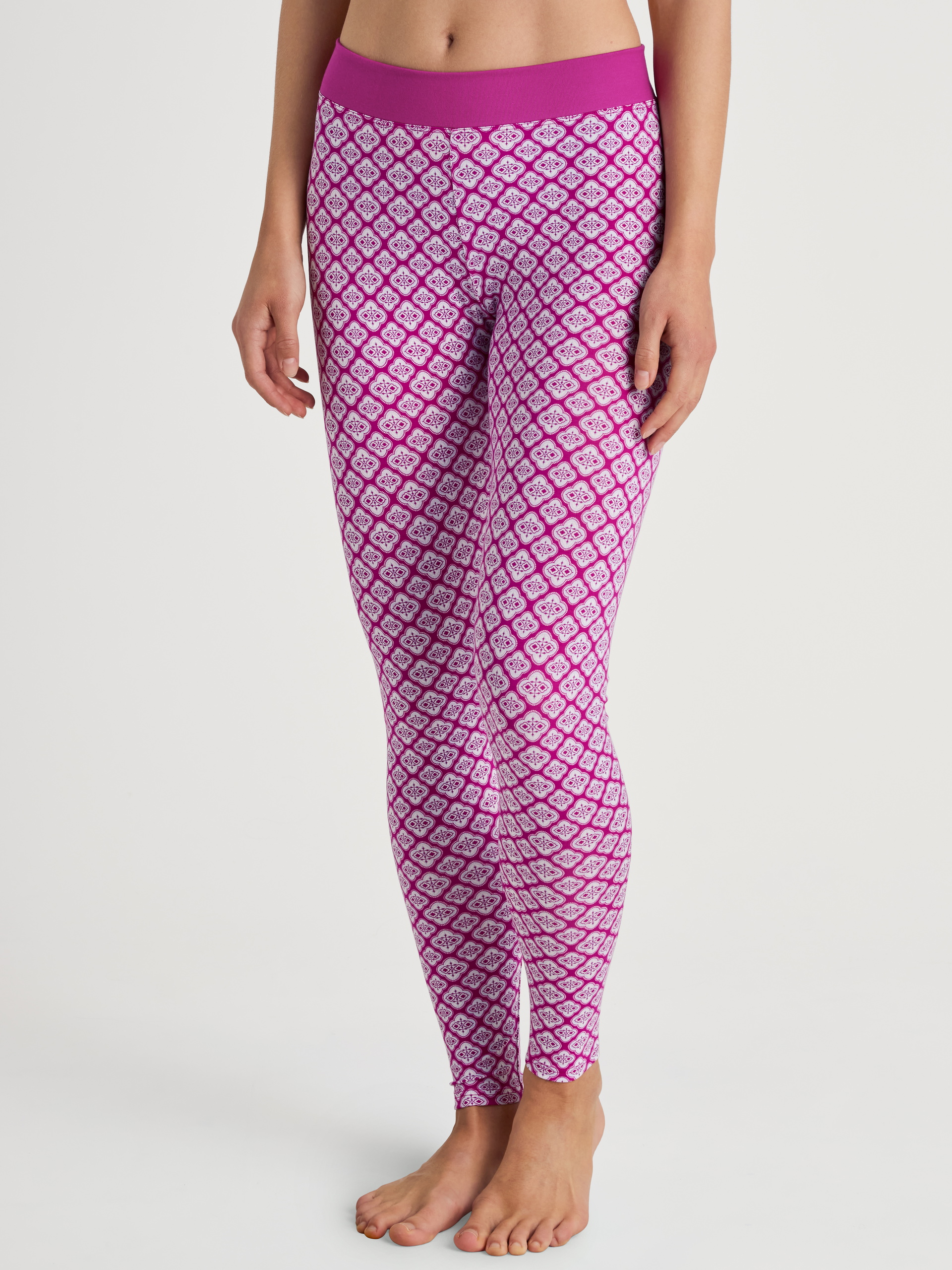Damen-Model trägt Leggings mit Softbund aus Baumwolle in Violett, Gemustert aus Serie Elastic Trend von CALIDA, Zusatzbild