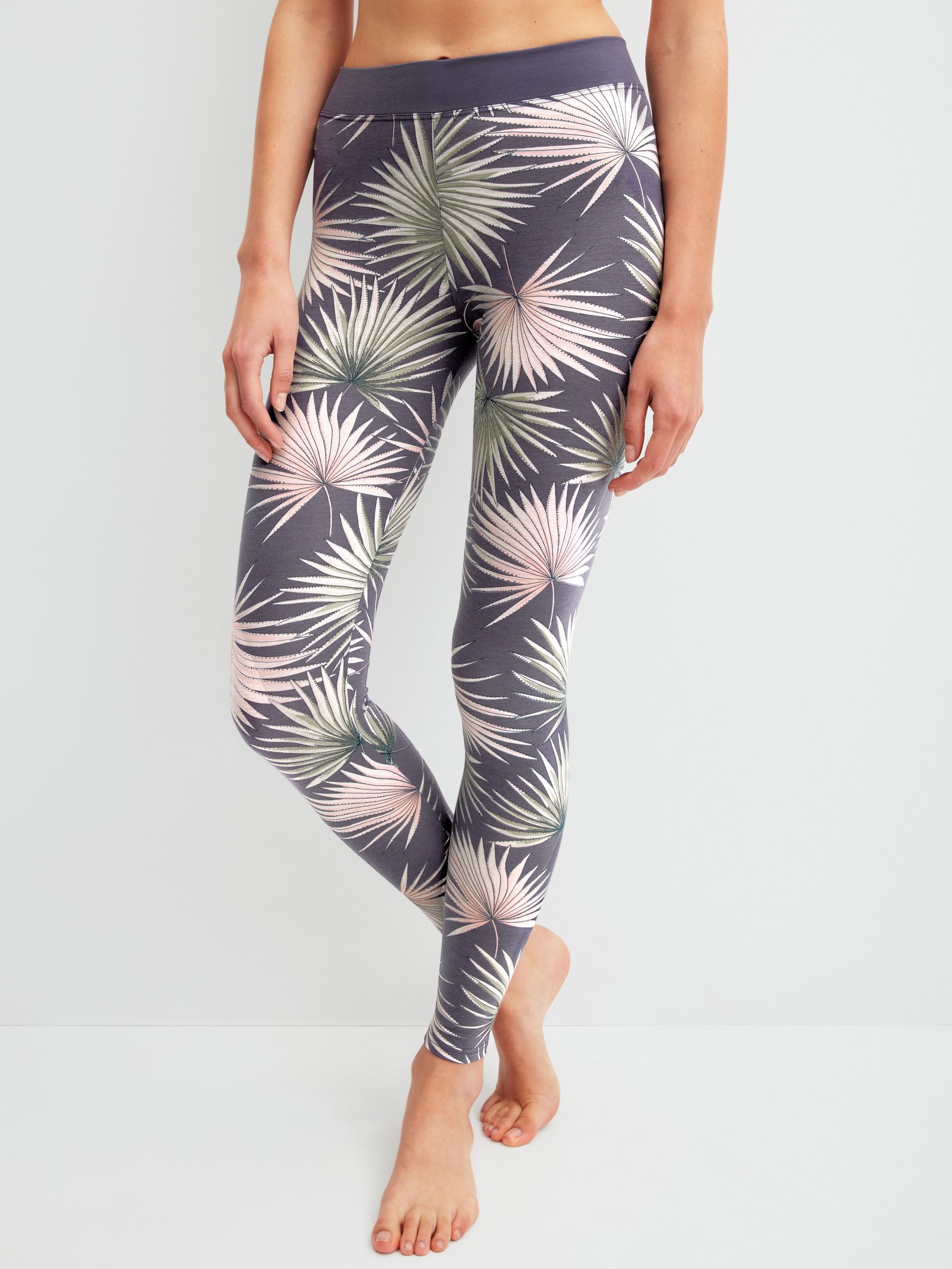 Damen-Model trägt Leggings mit Softbund aus Baumwolle in Grau, Floral aus Serie Elastic Trend von CALIDA, Vorderansicht