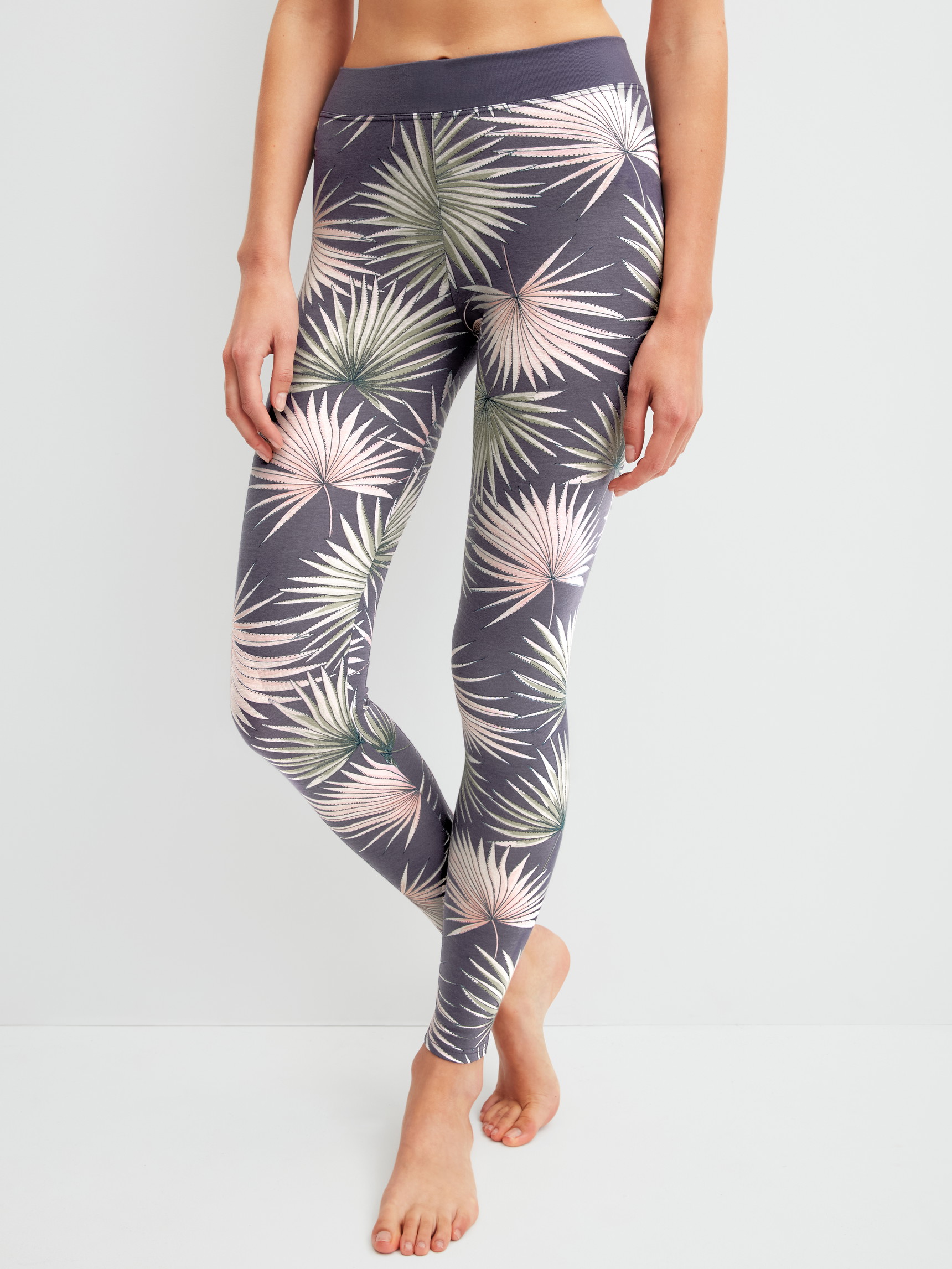 Damen-Model trägt Leggings mit Softbund aus Baumwolle in Grau, Floral aus Serie Elastic Trend von CALIDA, Vorderansicht