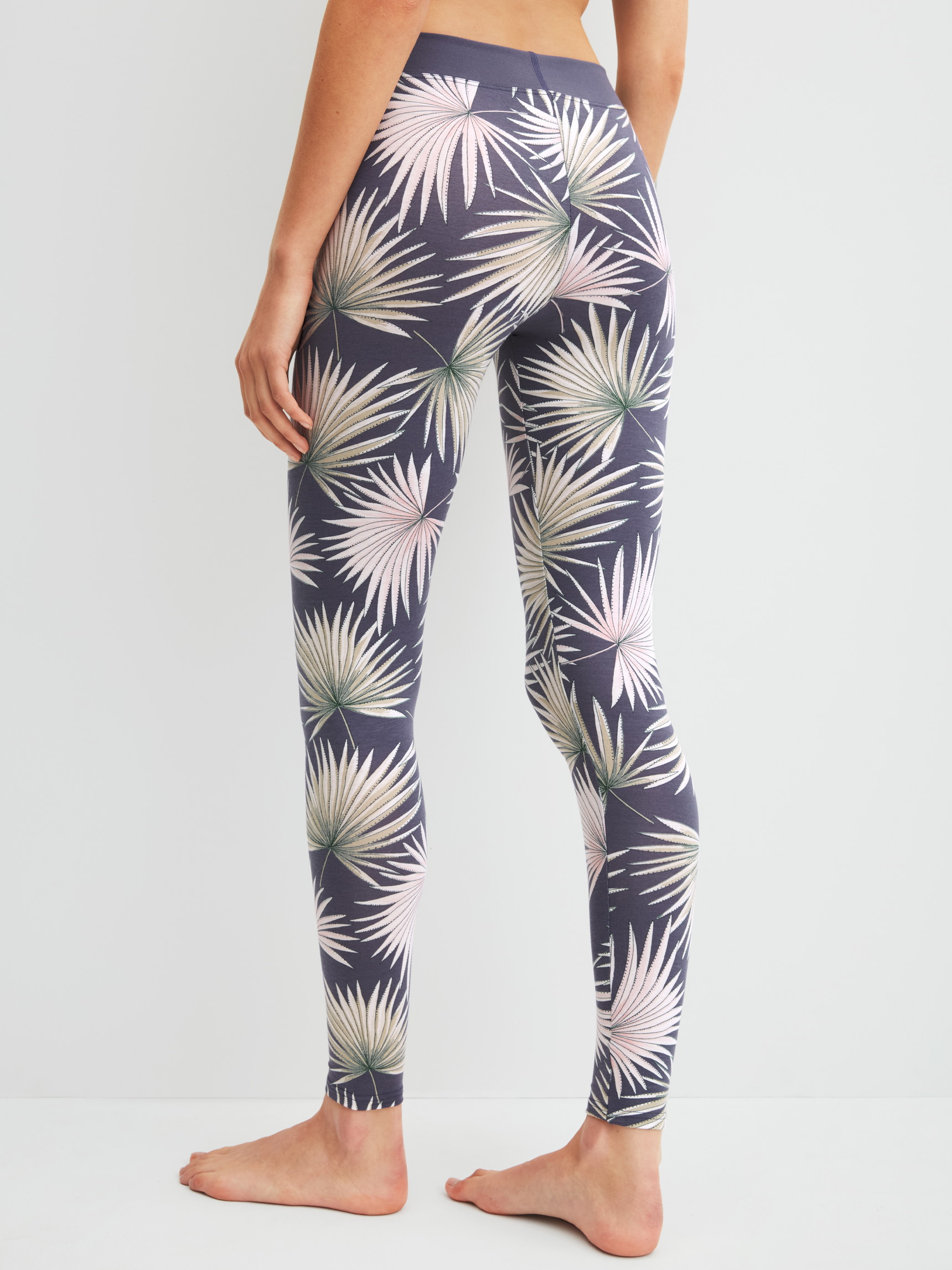 Damen-Model trägt Leggings mit Softbund aus Baumwolle in Grau, Floral aus Serie Elastic Trend von CALIDA, Rückansicht