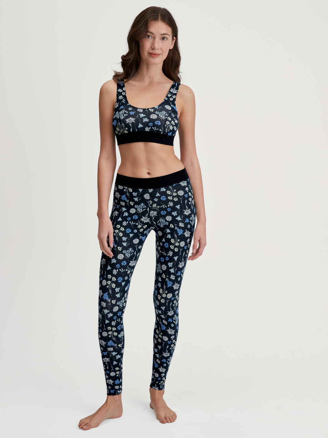 Women model is wearing Leggings made of Cotton in Black, Floral from the Elastic Trend series by CALIDA, Outfit