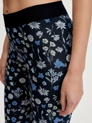 Women model is wearing Leggings made of Cotton in Black, Floral from the Elastic Trend series by CALIDA, Detail
