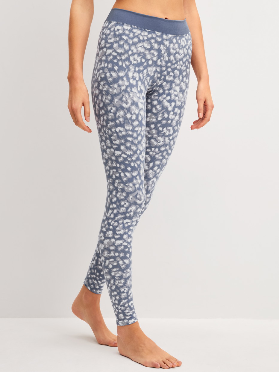 Damen-Model trägt Leggings mit Softbund aus Baumwolle in Grau, Gemustert aus Serie Elastic Trend von CALIDA, Vorderansicht