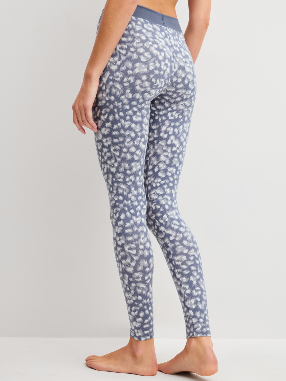 Damen-Model trägt Leggings mit Softbund aus Baumwolle in Grau, Gemustert aus Serie Elastic Trend von CALIDA, Rückansicht