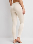 Damen-Model trägt Leggings aus Wolle-Seide aus Wolle in Beige, Einfarbig aus Serie True Confidence von CALIDA, Rückansicht