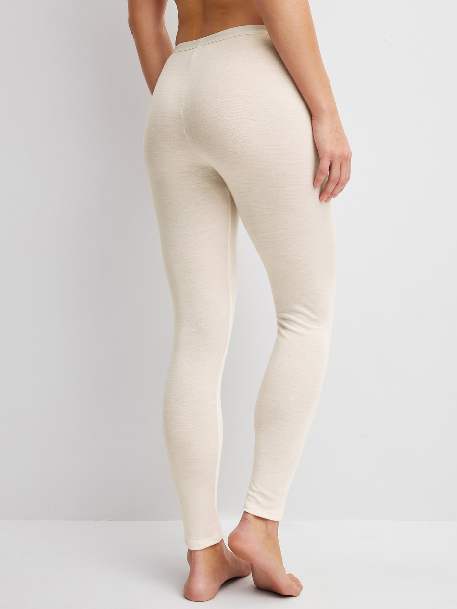 Damen-Model trägt Leggings aus Wolle-Seide aus Wolle in Beige, Einfarbig aus Serie True Confidence von CALIDA, Rückansicht