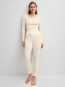 Damen-Model trägt Leggings aus Wolle-Seide aus Wolle in Beige, Einfarbig aus Serie True Confidence von CALIDA, Outfit