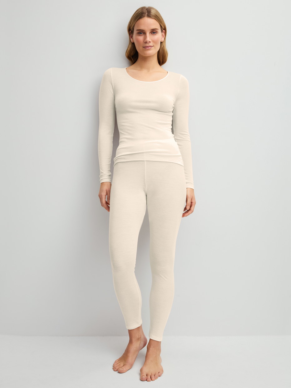 Damen-Model trägt Leggings aus Wolle-Seide aus Wolle in Beige, Einfarbig aus Serie True Confidence von CALIDA, Outfit