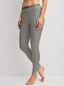 Damen-Model trägt Leggings aus Wolle-Seide aus Wolle in Grau, Einfarbig aus Serie True Confidence von CALIDA, Vorderansicht