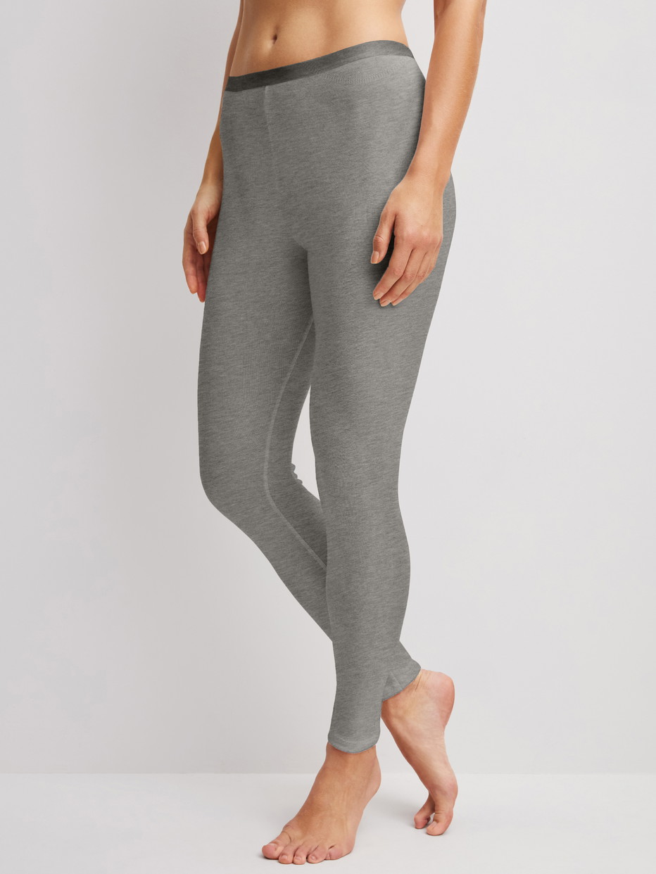 Damen-Model trägt Leggings aus Wolle-Seide aus Wolle in Grau, Einfarbig aus Serie True Confidence von CALIDA, Vorderansicht