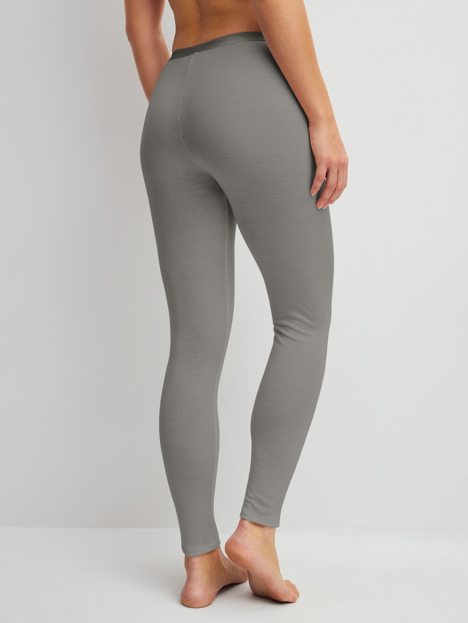 Damen-Model trägt Leggings aus Wolle-Seide aus Wolle in Grau, Einfarbig aus Serie True Confidence von CALIDA, Rückansicht