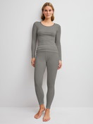 Damen-Model trägt Leggings aus Wolle-Seide aus Wolle in Grau, Einfarbig aus Serie True Confidence von CALIDA, Outfit