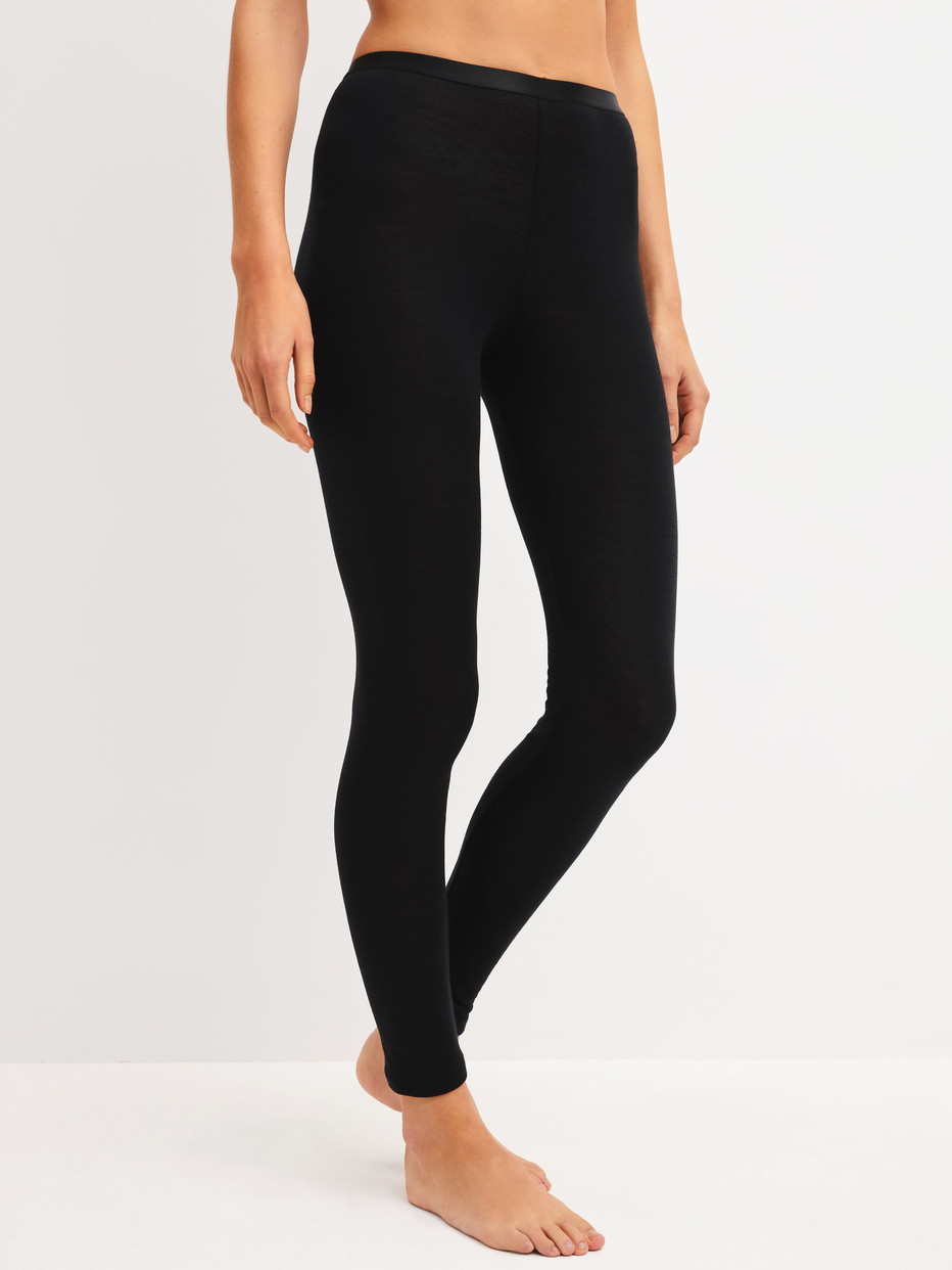 Damen-Model trägt Leggings aus Wolle-Seide aus Wolle in Schwarz, Einfarbig aus Serie True Confidence von CALIDA, Vorderansicht