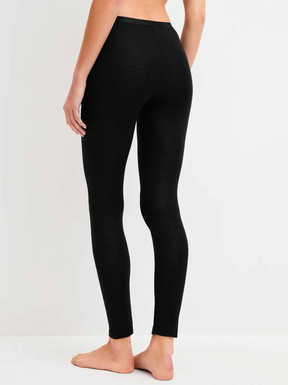 Damen-Model trägt Leggings aus Wolle-Seide aus Wolle in Schwarz, Einfarbig aus Serie True Confidence von CALIDA, Rückansicht