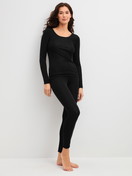 Damen-Model trägt Leggings aus Wolle-Seide aus Wolle in Schwarz, Einfarbig aus Serie True Confidence von CALIDA, Outfit