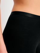 Damen-Model trägt Leggings aus Wolle-Seide aus Wolle in Schwarz, Einfarbig aus Serie True Confidence von CALIDA, Detail