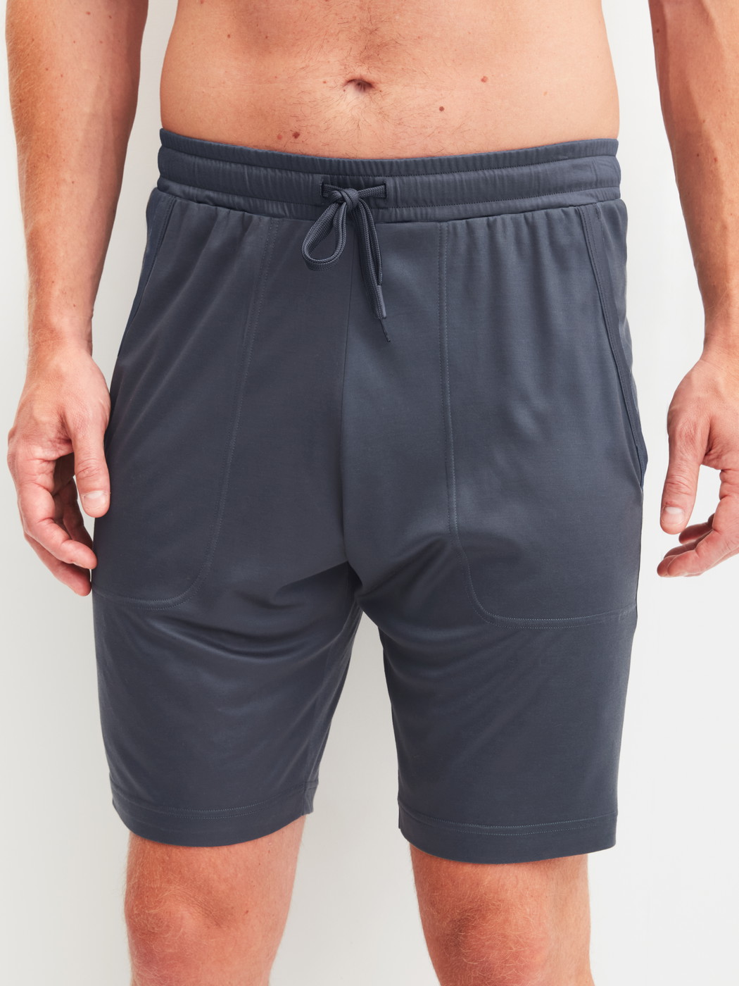 Herren-Model trägt Bermudas aus Lyocell in Grau, Einfarbig aus Serie DSW Cooling von CALIDA, Vorderansicht