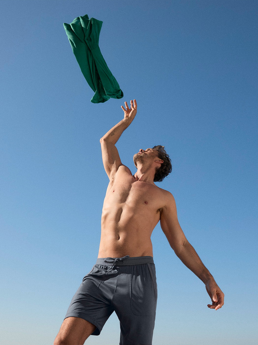 Herren-Model trägt Bermudas aus Lyocell in Grau, Einfarbig aus Serie DSW Cooling von CALIDA, Vorderansicht