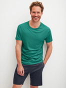 Herren-Model trägt Bermudas aus Lyocell in Grau, Einfarbig aus Serie DSW Cooling von CALIDA, Outfit