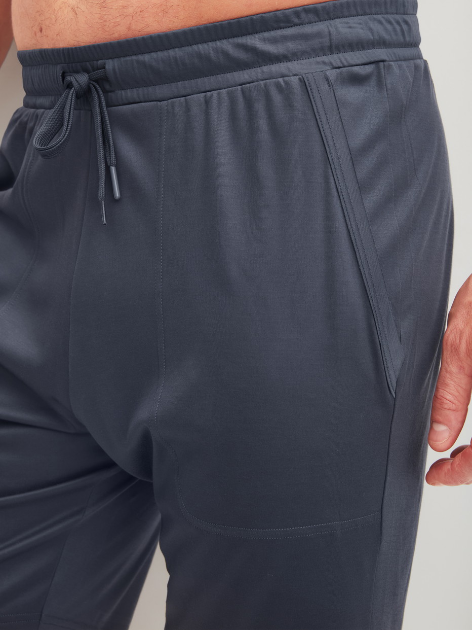 Herren-Model trägt Bermudas aus Lyocell in Grau, Einfarbig aus Serie DSW Cooling von CALIDA, Detail