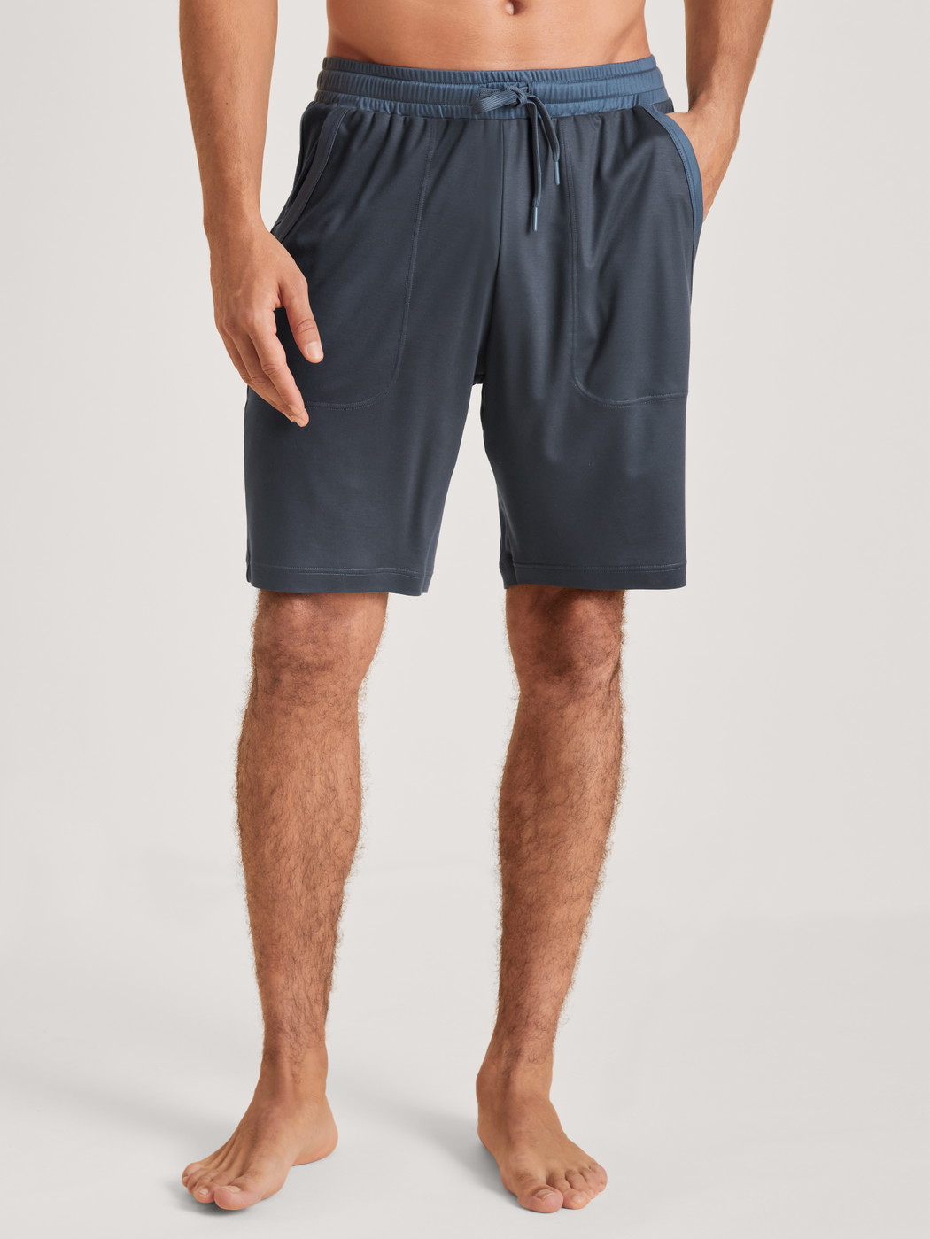 Herren-Model trägt Bermudas aus Lyocell in Grau, Einfarbig aus Serie DSW Cooling von CALIDA, Vorderansicht