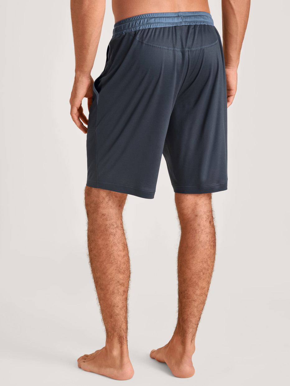 Herren-Model trägt Bermudas aus Lyocell in Grau, Einfarbig aus Serie DSW Cooling von CALIDA, Rückansicht
