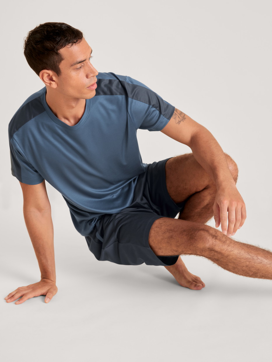 Herren-Model trägt Bermudas aus Lyocell in Grau, Einfarbig aus Serie DSW Cooling von CALIDA, Vorderansicht, Outfit