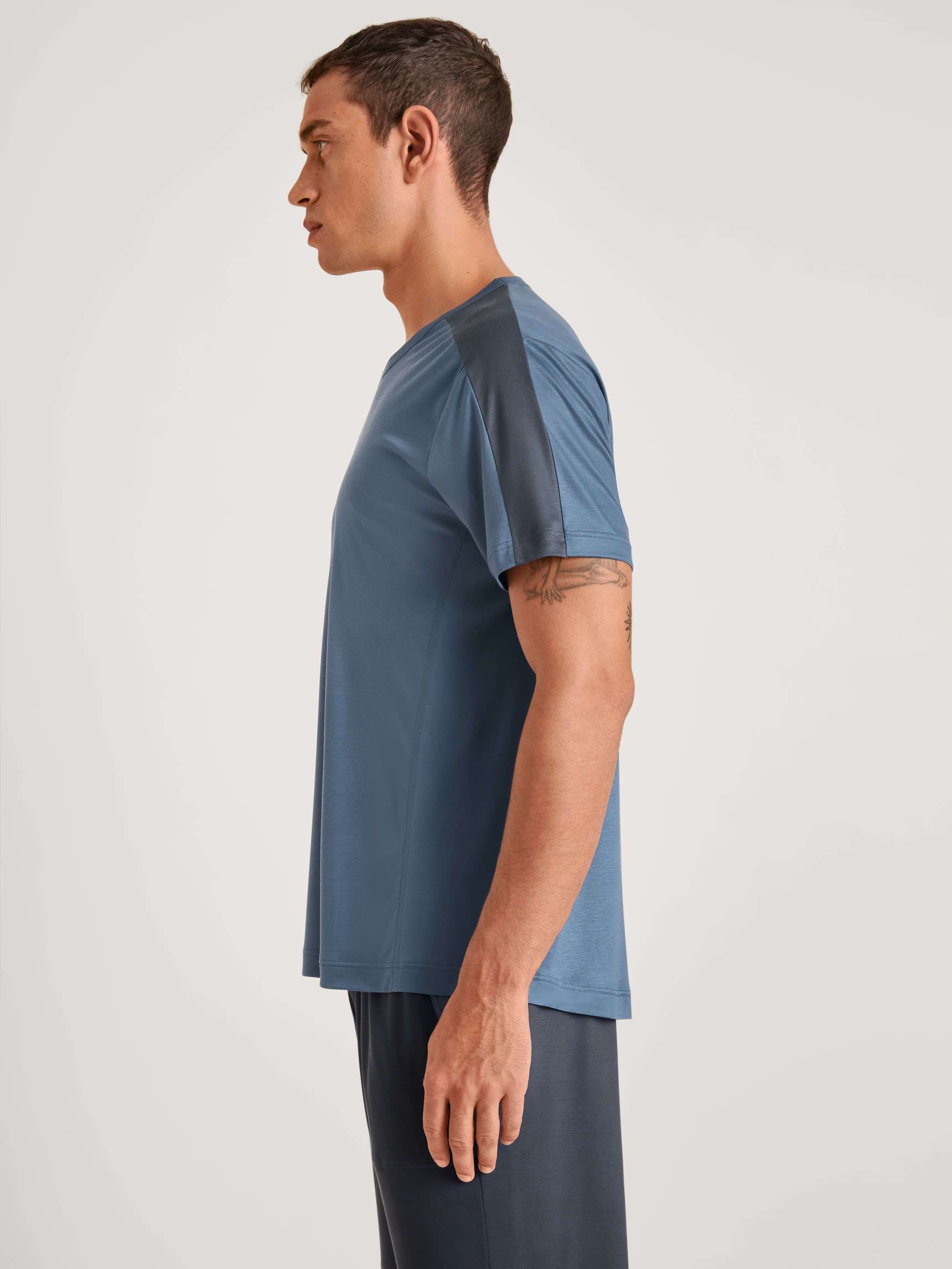 Men model is wearing Shorts made of Lyocell in Grey, Unicoloured from the DSW Cooling series by CALIDA