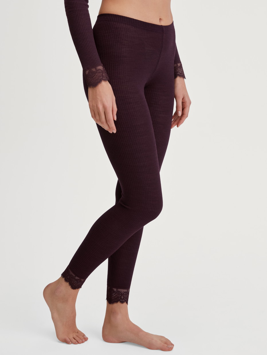 Le mannequin Femme porte le/la Legging en laine et soie en Laine de couleur Rouge, Dentelle, de la série Silky Wool Joy de CALIDA, Vue de face