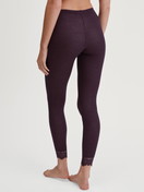 Damen-Model trägt Leggings aus Wolle-Seide aus Wolle in Rot, Spitze aus Serie Silky Wool Joy von CALIDA, Rückansicht