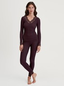 Damen-Model trägt Leggings aus Wolle-Seide aus Wolle in Rot, Spitze aus Serie Silky Wool Joy von CALIDA, Outfit