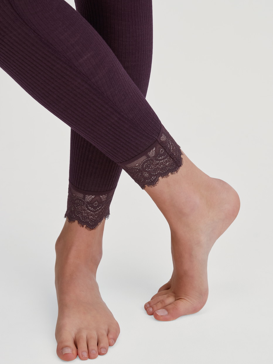 Le mannequin Femme porte le/la Legging en laine et soie en Laine de couleur Rouge, Dentelle, de la série Silky Wool Joy de CALIDA, Détail