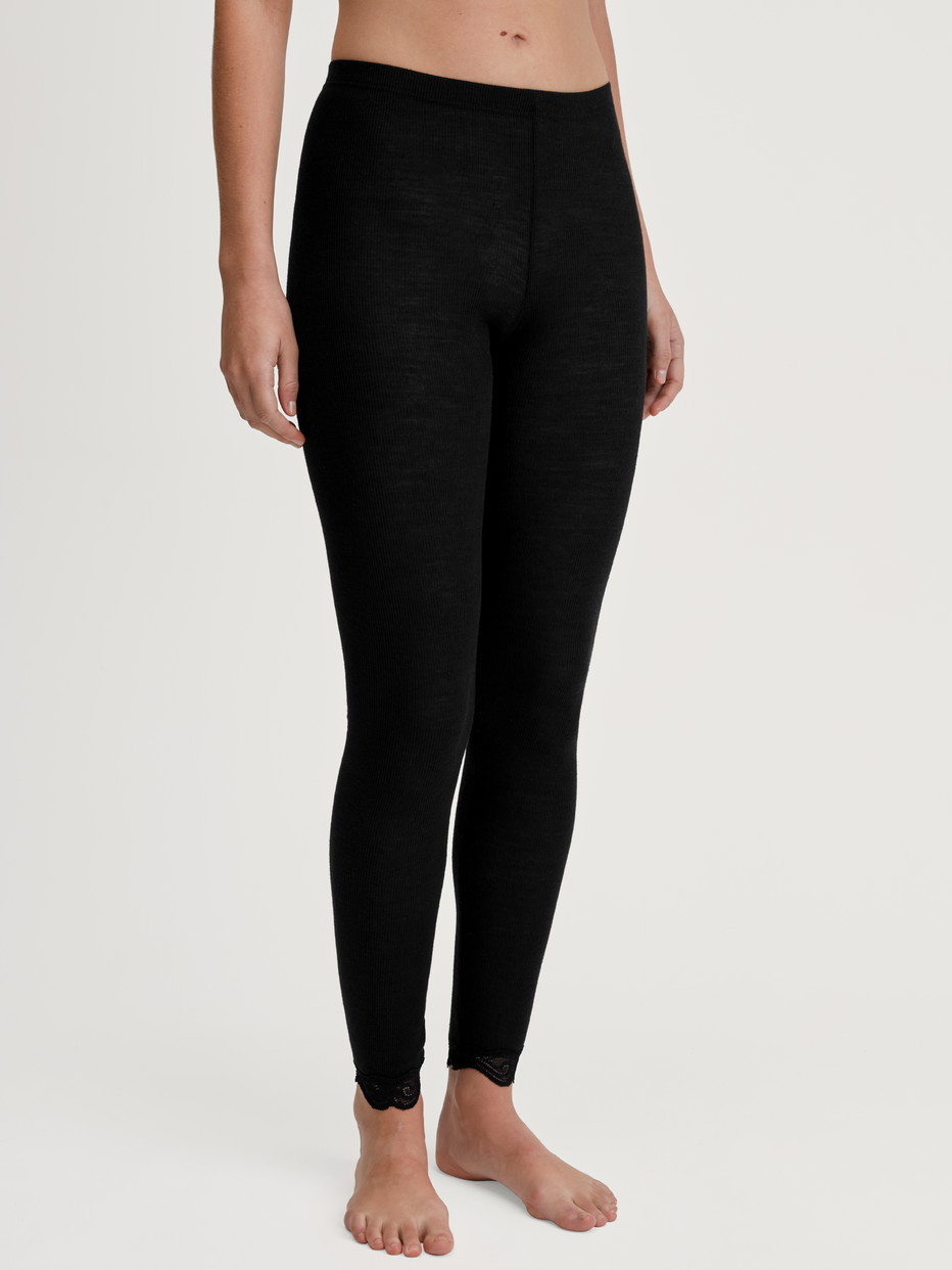 Damen-Model trägt Leggings aus Wolle in Schwarz, Spitze aus Serie Richesse Lace von CALIDA, Vorderansicht