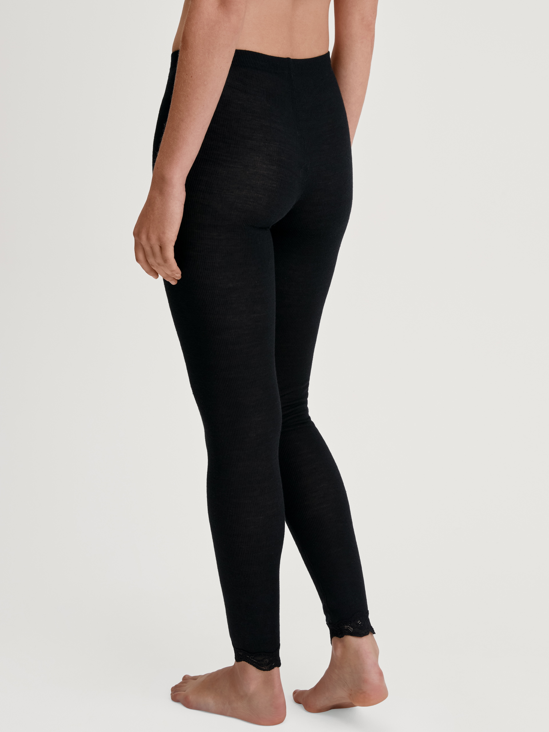 Women model is wearing Leggings made of Wool in Black, Lace from the Richesse Lace series by CALIDA, Back view