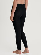Damen-Model trägt Leggings aus Wolle in Schwarz, Spitze aus Serie Richesse Lace von CALIDA, Rückansicht
