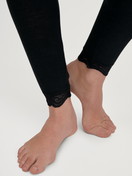 Damen-Model trägt Leggings aus Wolle in Schwarz, Spitze aus Serie Richesse Lace von CALIDA, Detail