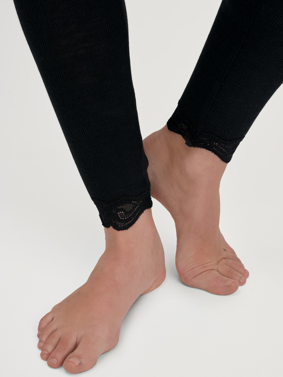 Damen-Model trägt Leggings aus Wolle in Schwarz, Spitze aus Serie Richesse Lace von CALIDA, Detail