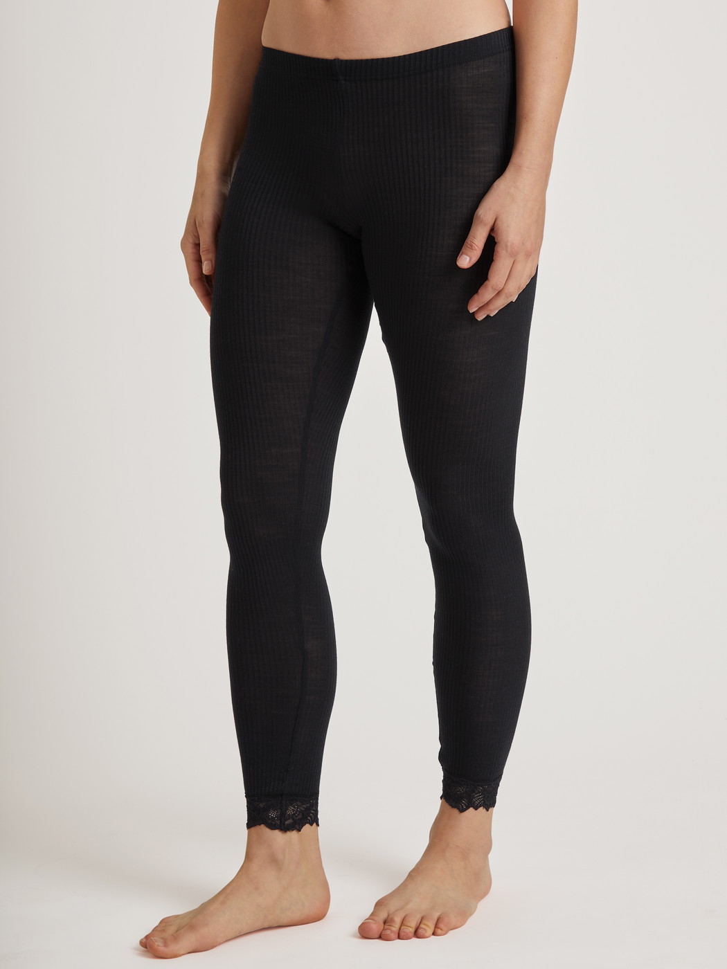 Le mannequin Femme porte le/la Leggings en Laine de couleur Noir, Dentelle, de la série Silky Wool Joy de CALIDA, Vue de face