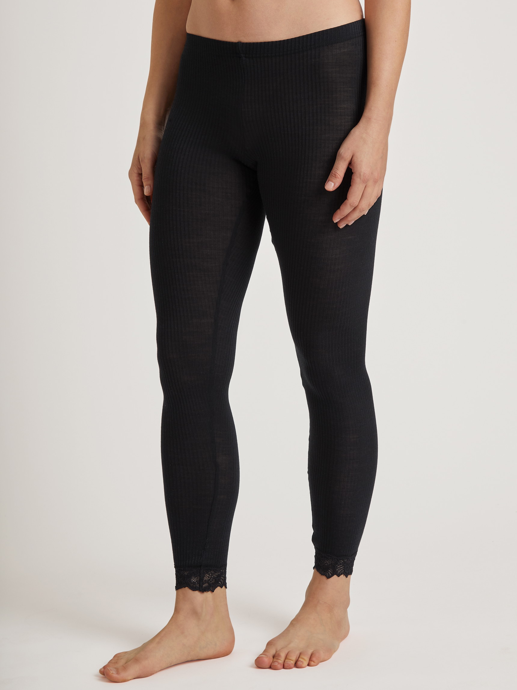 Damen-Model trägt Leggings aus Wolle-Seide aus Wolle in Schwarz, Spitze aus Serie Silky Wool Joy von CALIDA, Vorderansicht