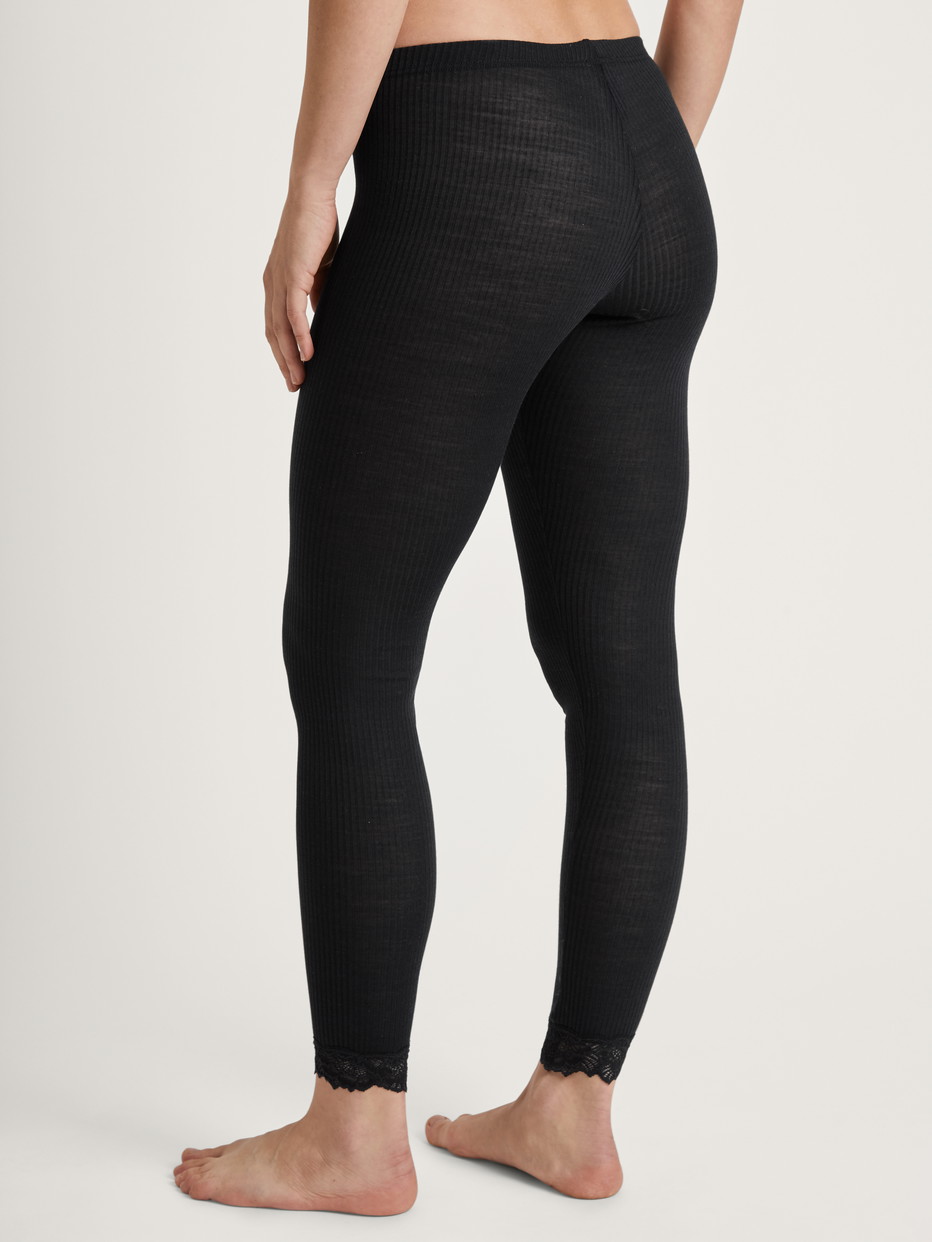 Damen-Model trägt Leggings aus Wolle-Seide aus Wolle in Schwarz, Spitze aus Serie Silky Wool Joy von CALIDA, Rückansicht