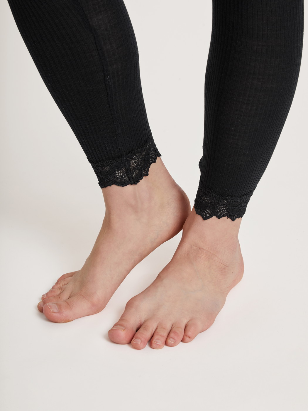 Le mannequin Femme porte le/la Leggings en Laine de couleur Noir, Dentelle, de la série Silky Wool Joy de CALIDA, Détail
