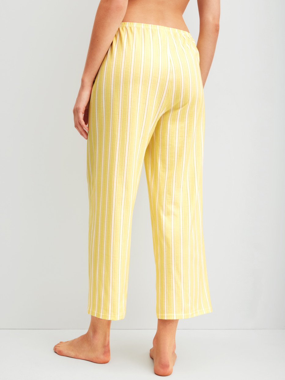 Damen-Model trägt 7/8-Pyjamahose aus 100% Baumwolle in Gelb, Gestreift aus Serie Favourites Ocean von CALIDA, Rückansicht